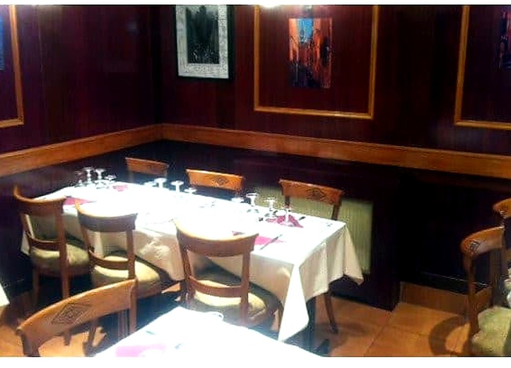 Salle boisée, ambiance chaleureuse