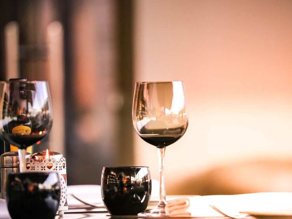 Table dressée, verres et bougie