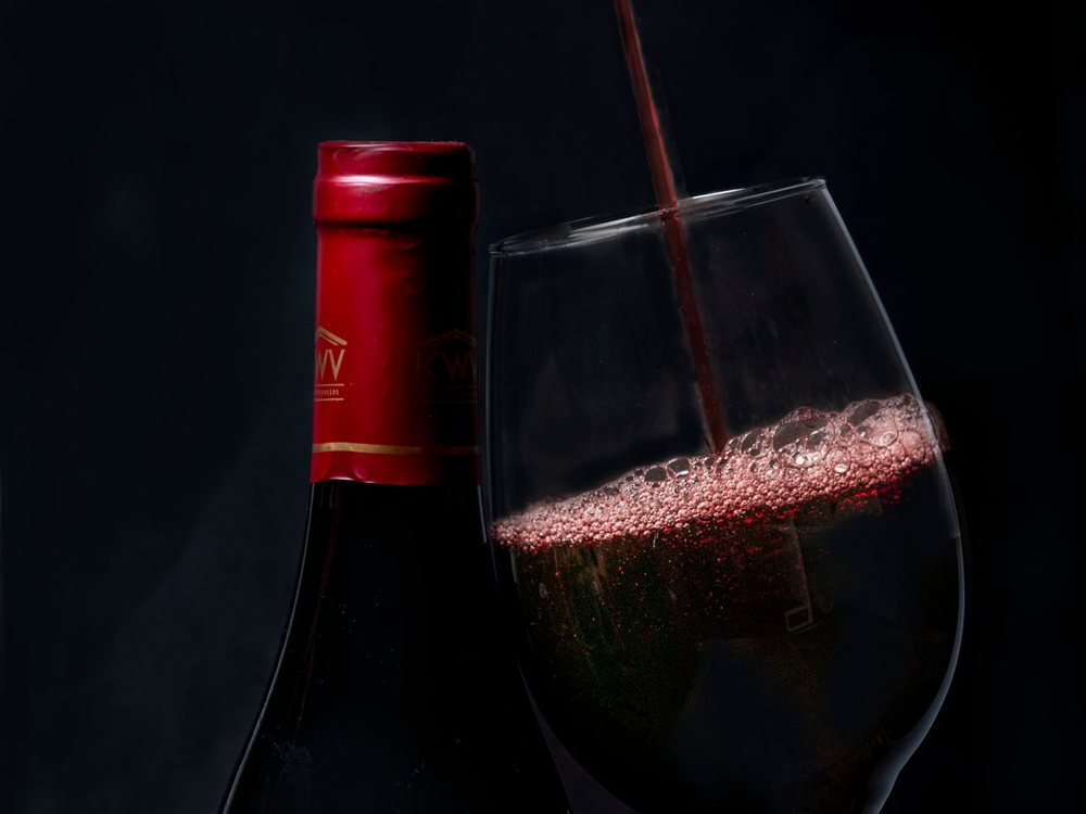 Vin rouge servi au verre